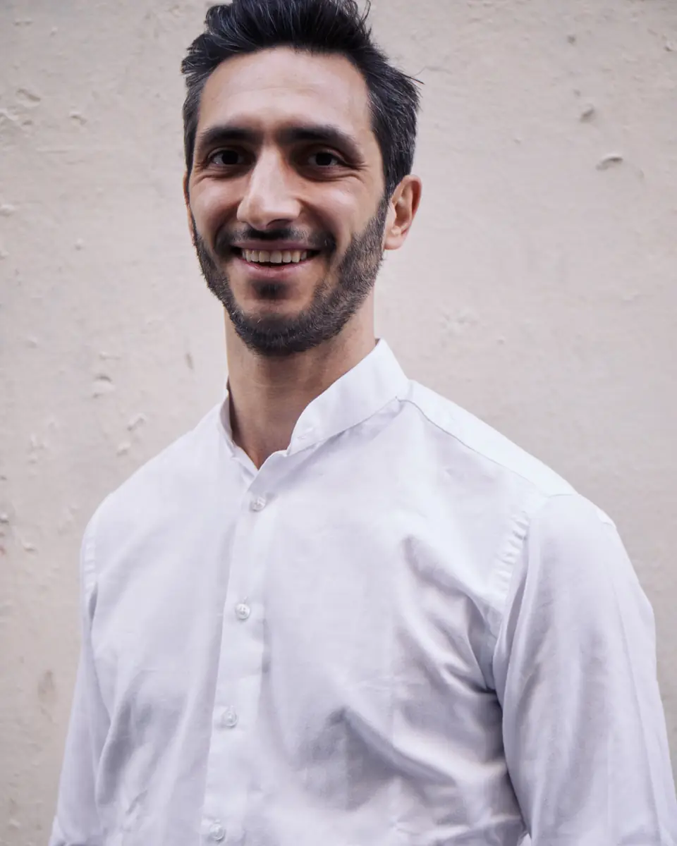 Portrait souriant d'un coach sportif en chemise blanche